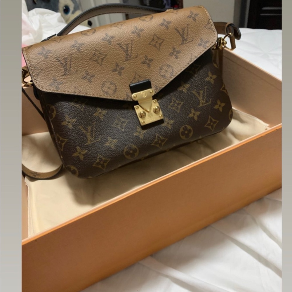 Louis Vuitton Pochette Métis Reverse